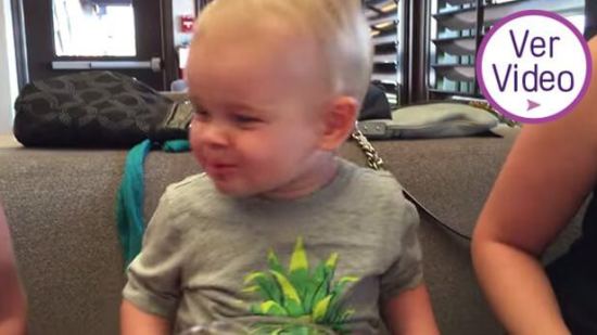 Este pequeño comiendo arándanos ¡es realmente adorable!