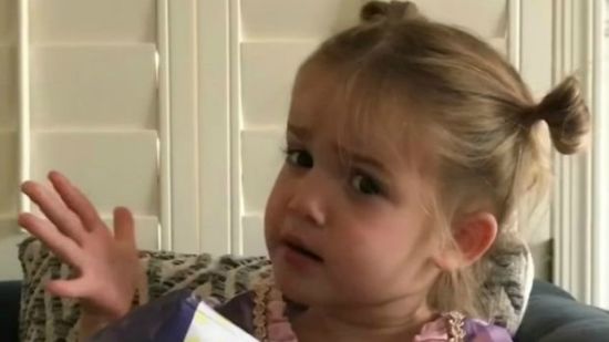 Pequeña relata su primer día de clases ¡de forma única y se hace viral!