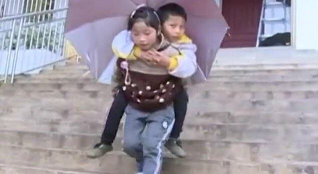 Pequeña sostiene a toda su familia ¡y sólo tiene nueve años!
