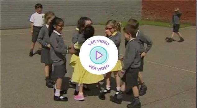 Pequeña estrena prótesis y el recibimiento de sus amigos en la escuela ¡es increíble!