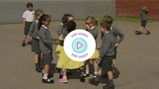 Pequeña estrena prótesis y el recibimiento de sus amigos en la escuela ¡es increíble!