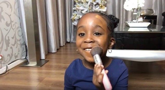 Pequeña derrite las redes con un divertido tutorial de maquillaje