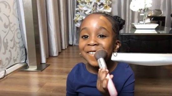 Pequeña derrite las redes con un divertido tutorial de maquillaje