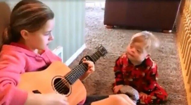 Pequeña cantándole a su hermanito con Síndrome Down enternece las redes sociales