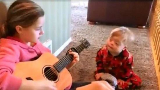 Pequeña cantándole a su hermanito con Síndrome Down enternece las redes sociales