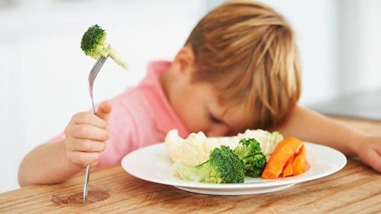 Expertos revelan los peligros de las dietas restrictivas en niños