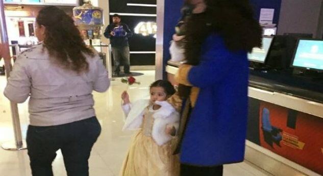 Papá se disfraza de la Bestia para llevar a su pequeña ?Bella? al cine