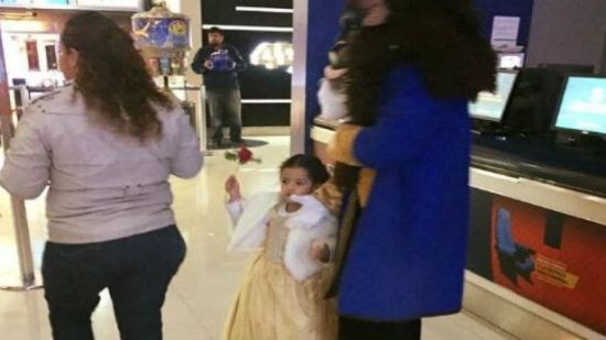 Papá se disfraza de la Bestia para llevar a su pequeña ?Bella? al cine