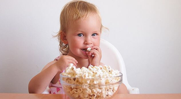 ¿Por qué las palomitas de maíz pueden ser tan peligrosas para los niños?