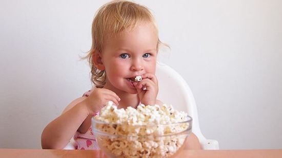 ¿Por qué las palomitas de maíz pueden ser tan peligrosas para los niños?