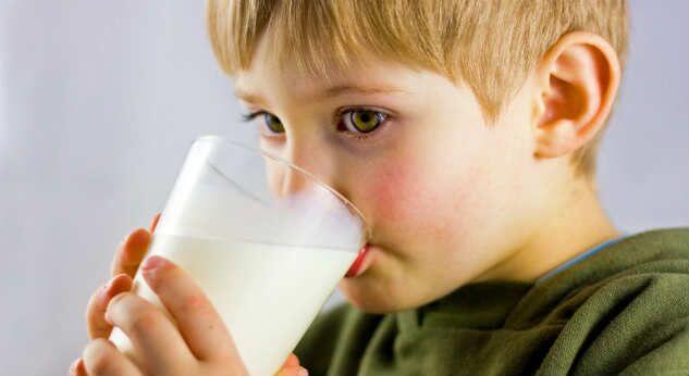 Niños que toman leches vegetales crecen menos
