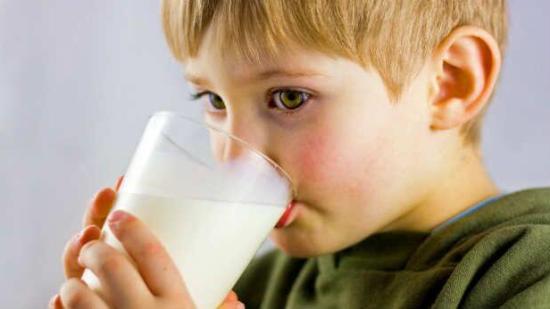 Niños que toman leches vegetales crecen menos