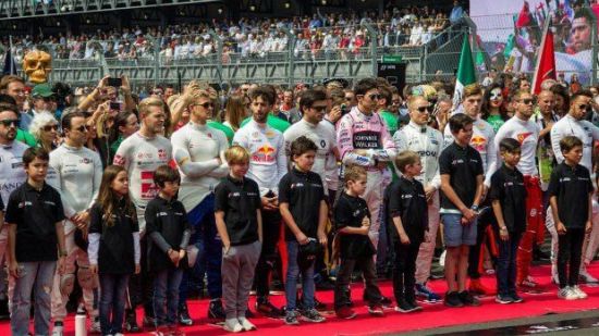 ¡Adiós edecanes de Fórmula 1! Ahora los niños serán los nuevos acompañantes de los pilotos