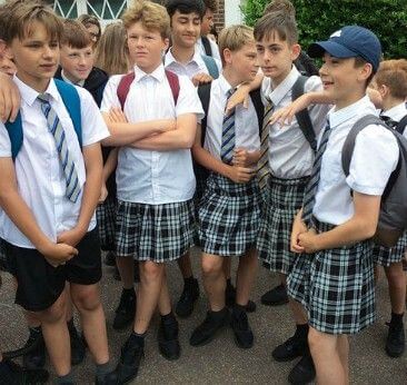 Niños protestan en falda contra la política de ?no shorts? en su escuela