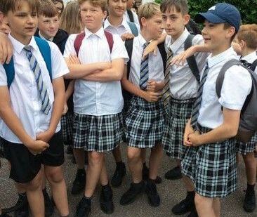 Niños protestan en falda contra la política de ?no shorts? en su escuela