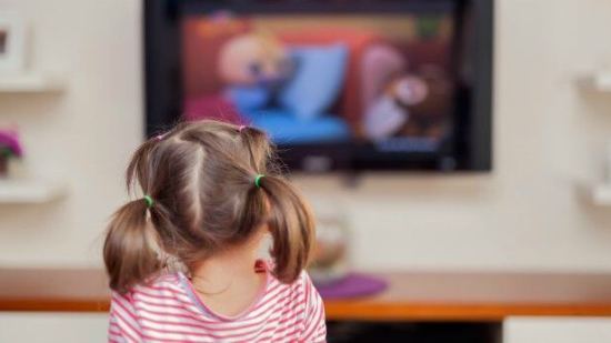 Niños entre cuatro y 12 años pasan casi mil horas al año delante de pantallas