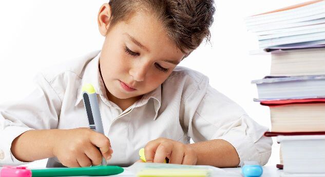 Niños hacen más dibujos de mujeres científicas que hace 50 años