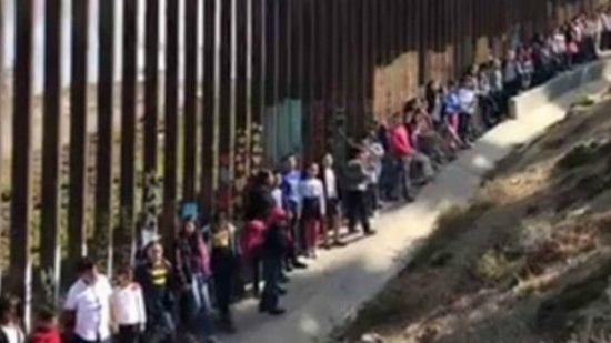Niños cantando ?México lindo y querido? en el muro fronterizo ¡enternecen las redes sociales!