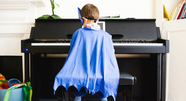 Los niños estudian mejor ¡vestidos de Batman!