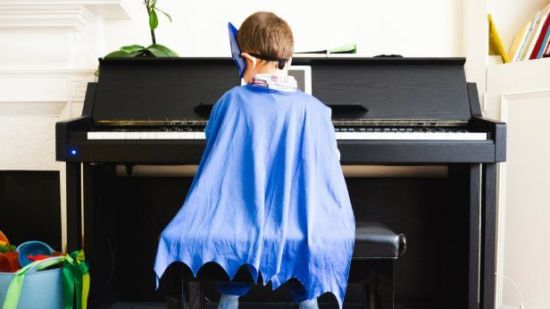 Los niños estudian mejor ¡vestidos de Batman!