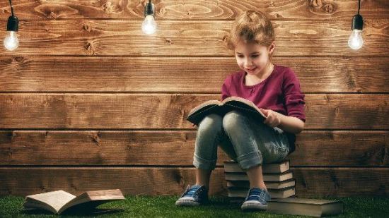 Niños aprenden más de cuentos con personajes realistas