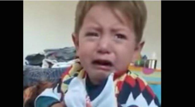 Niño llora cuando le ponen una playera de su equipo rival