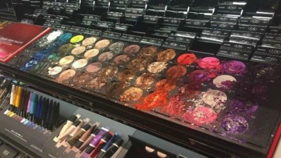 Niño destruye maquillaje en tienda y su travesura se vuelve viral!