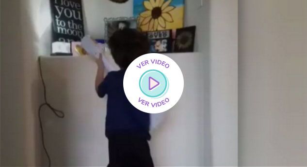 Este pequeño le canta ?Recuérdame? a su hermanita fallecida