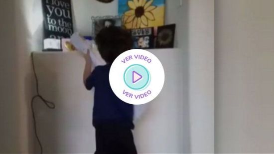 Este pequeño le canta ?Recuérdame? a su hermanita fallecida