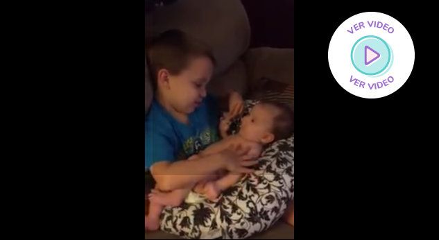Pequeño enamora las redes por la forma en la que trata a su hermanita recién nacida