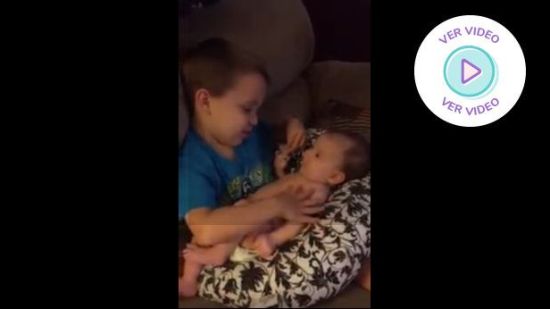 Pequeño enamora las redes por la forma en la que trata a su hermanita recién nacida