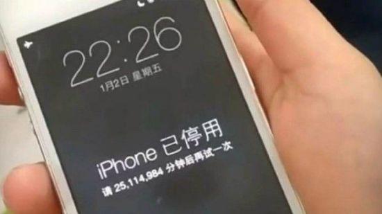 Niño bloquea el celular de su mamá por ¡47 años!