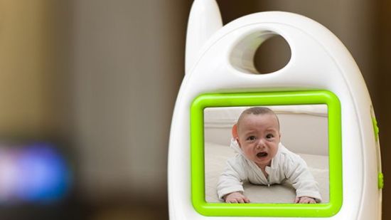 Pequeño es atemorizado por medio de su monitor de vigilancia