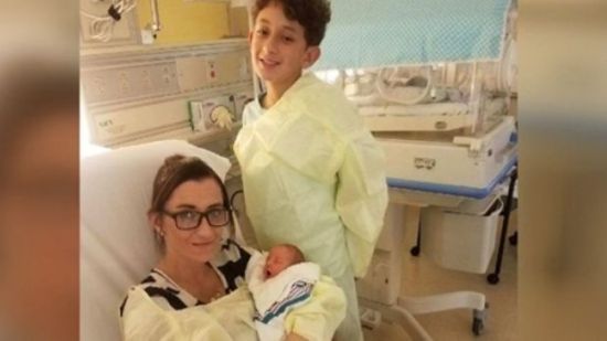 Niño de 10 años recibe a su hermanito de emergencia ¡y le salva la vida!