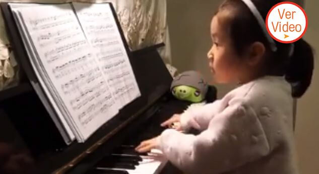 Niña de 3 años conmociona las redes ¡tocando el piano!