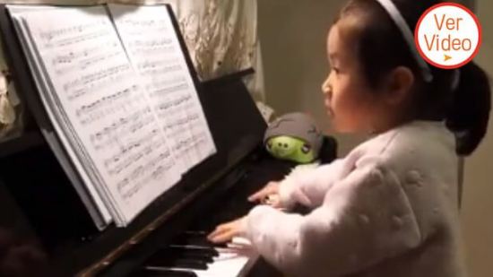 Niña de 3 años conmociona las redes ¡tocando el piano!
