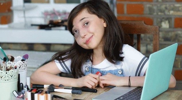 Niña tiene una rara enfermedad que la hace ¡llorar sangre!