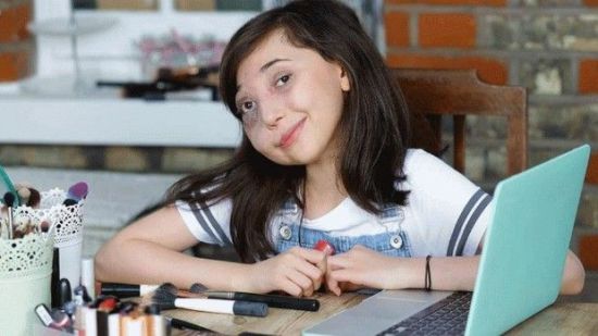 Niña tiene una rara enfermedad que la hace ¡llorar sangre!