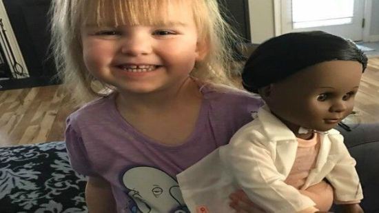 Esta pequeña dio una gran lección antirracista a una mujer