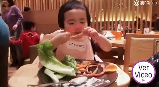 Esta pequeña asombra a todos ¡por su increíble forma de comer!