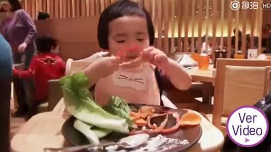 Esta pequeña asombra a todos ¡por su increíble forma de comer!