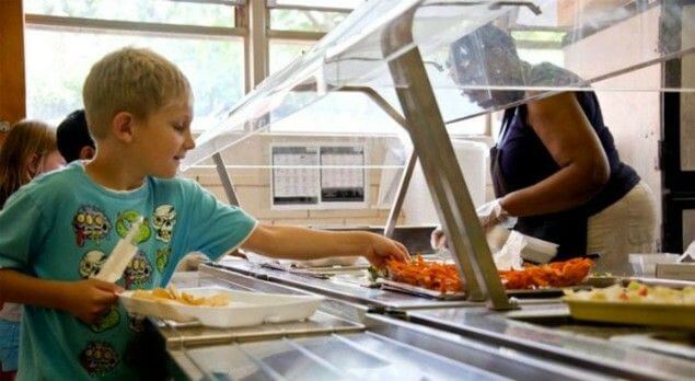 Niegan el lunch a un niño en escuela pública de Estados Unidos por que debe ¡50 centavos!