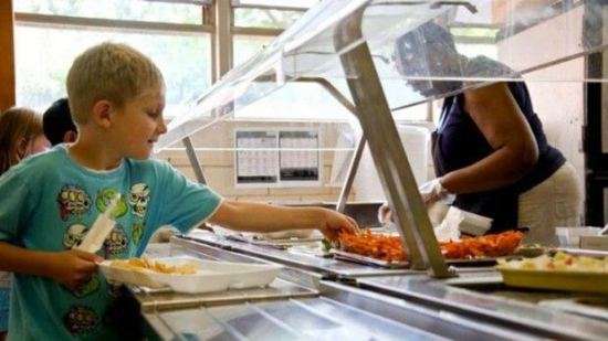 Niegan el lunch a un niño en escuela pública de Estados Unidos por que debe ¡50 centavos!