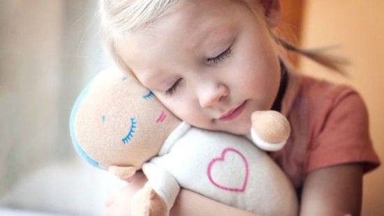 Crean muñeca que ayuda a los niños a dormir mejor