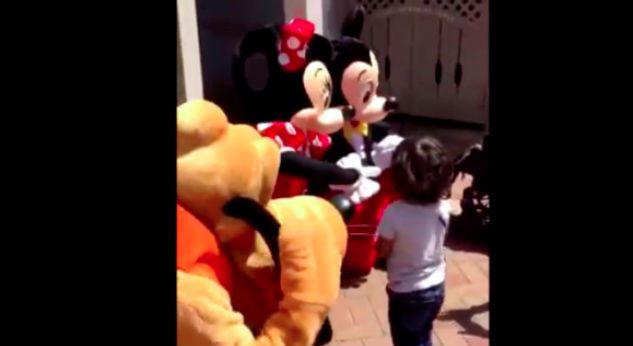 Minnie Mouse sorprende a niño sordomudo