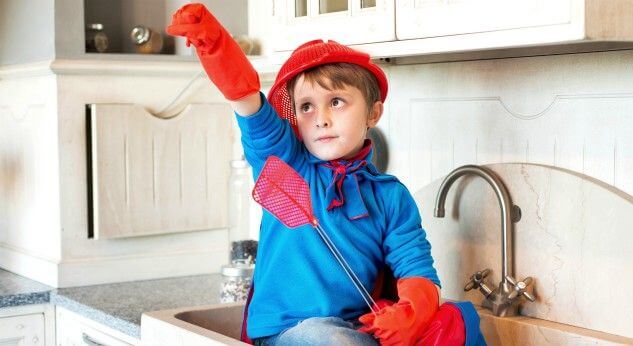 Mejora la concentración de tu hijo al hacer la tarea ¡disfrazándolo de superhéroe!