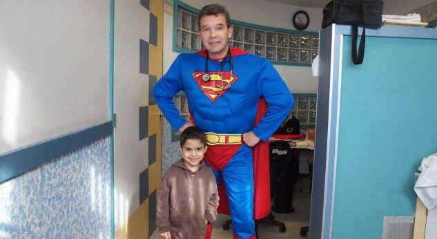 Médico mexicano atiende pequeños con cáncer ¡vestido de superhéroe!