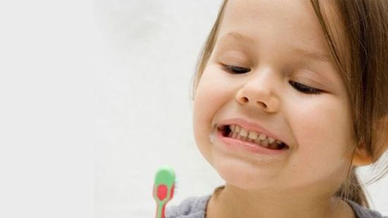 ¿Por qué mi hijo tiene manchas en los dientes?