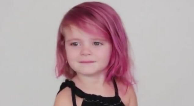 Una pequeña quería su cabello rosa y su mamá cumple su deseo ¡desatando toda una polémica!