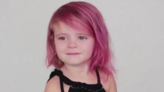Una pequeña quería su cabello rosa y su mamá cumple su deseo ¡desatando toda una polémica!